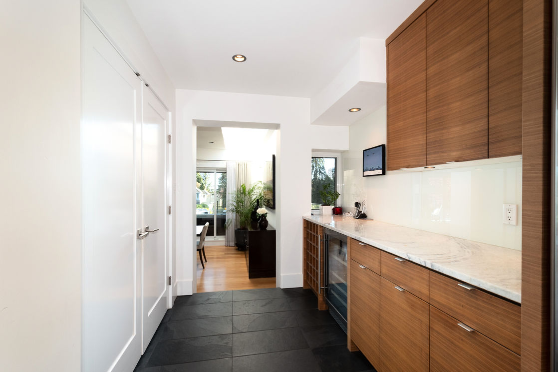 Kitchen Serving area/Pantry