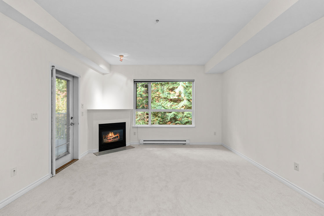 Living room with Fireplace