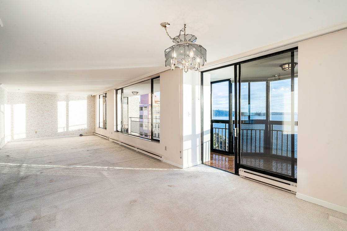 EXPANSIVE LIVING ROOM