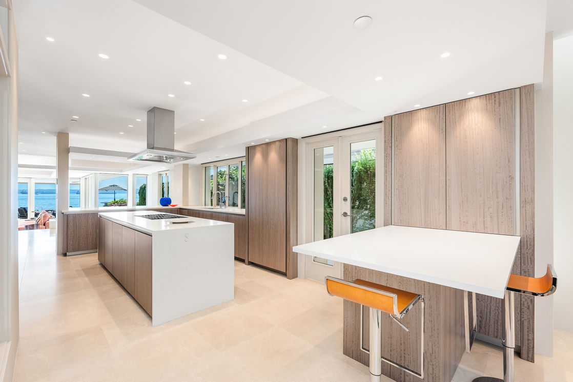 Kitchen & Breakfast Bar