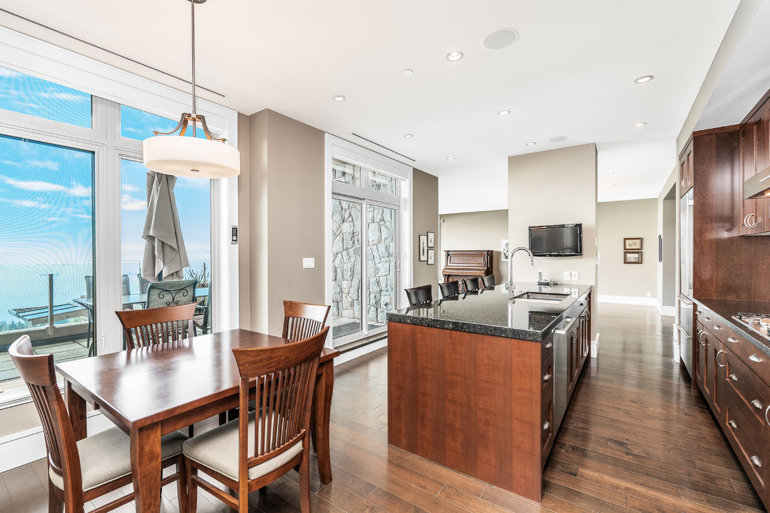 Kitchen eating area