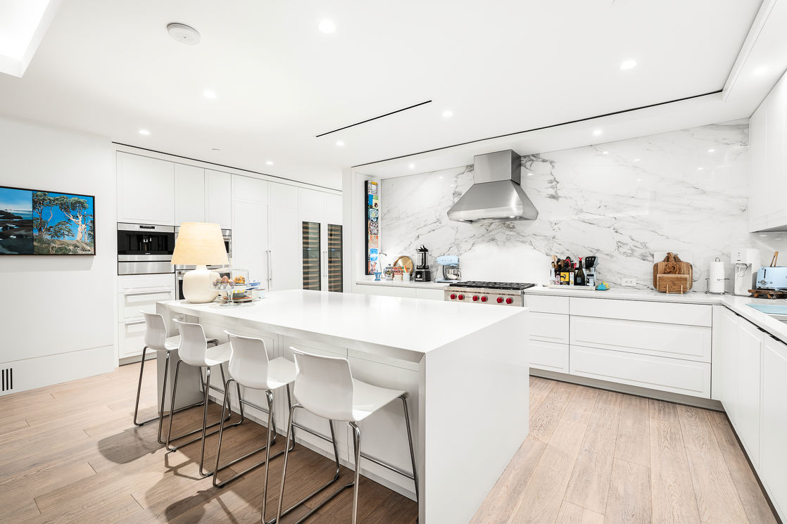 Kitchen & barstool seating