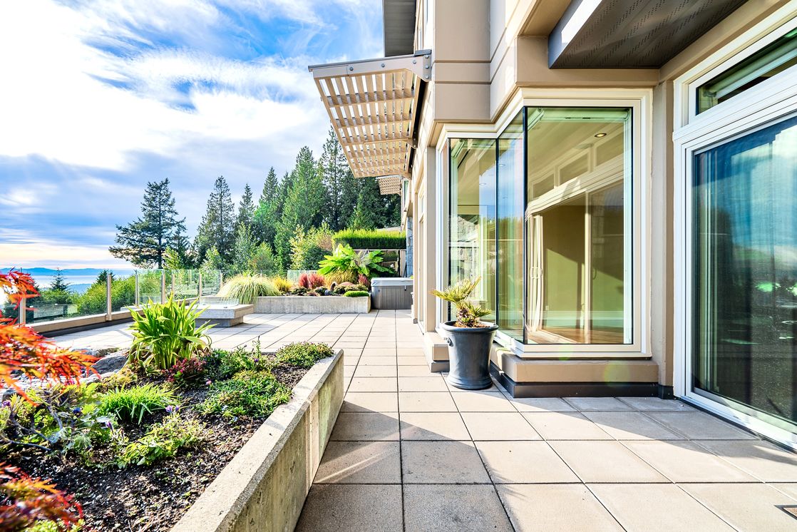 PATIO WITH BBQ & HOT TUB