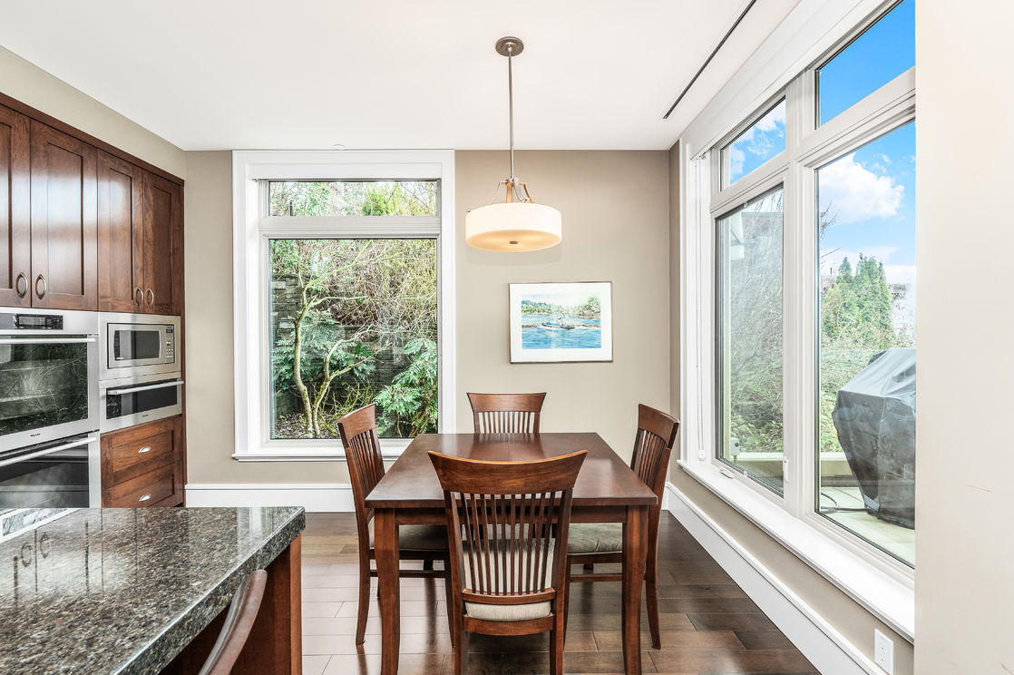 Kitchen eating area